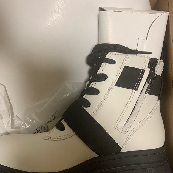 Ugg Ashton Lace White Boots size 5.5 - Picture 2 of 6